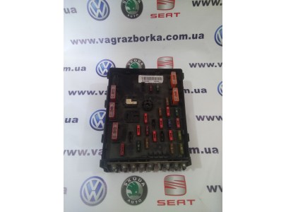 Коммутационный блок предохранителей моторного отсека Volkswagen Paasat B6-B7, 3c0937125
