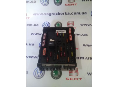 Блок предохранителей моторного отсека Volkswagen Passat B6-B7 3C0937125A