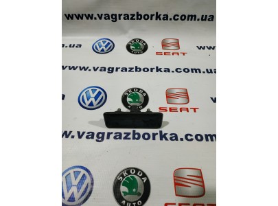Кнопка электропривода замка багажника Skoda Octavia A5  1Z0827574B 1Z0827574C