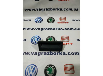 Кнопка электропривода замка багажника Volkwagen Passat B7, Golf, Golf+, Tiguan